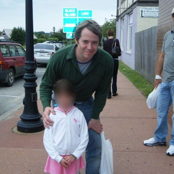 Father Takes Photo Of Kid With Matthew Broderick, Failing To Notice Who's In The Background - lifestyle-a2z.com/the-best-of-ce…