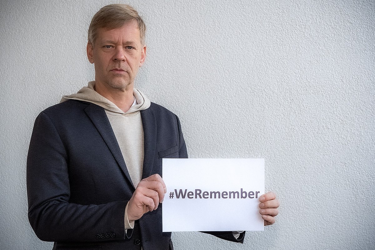 Am 27. Januar jährt sich die Befreiung des Vernichtungslagers Auschwitz-Birkenau.
Im Gedenken an die Opfer des Nationalsozialismus beteiligt sich Bürgermeister Lars König stellvertretend für die Stadt #Witten an der weltweiten Kampagne #WeRemember des <a href="/WorldJewishCong/">World Jewish Congress</a>.