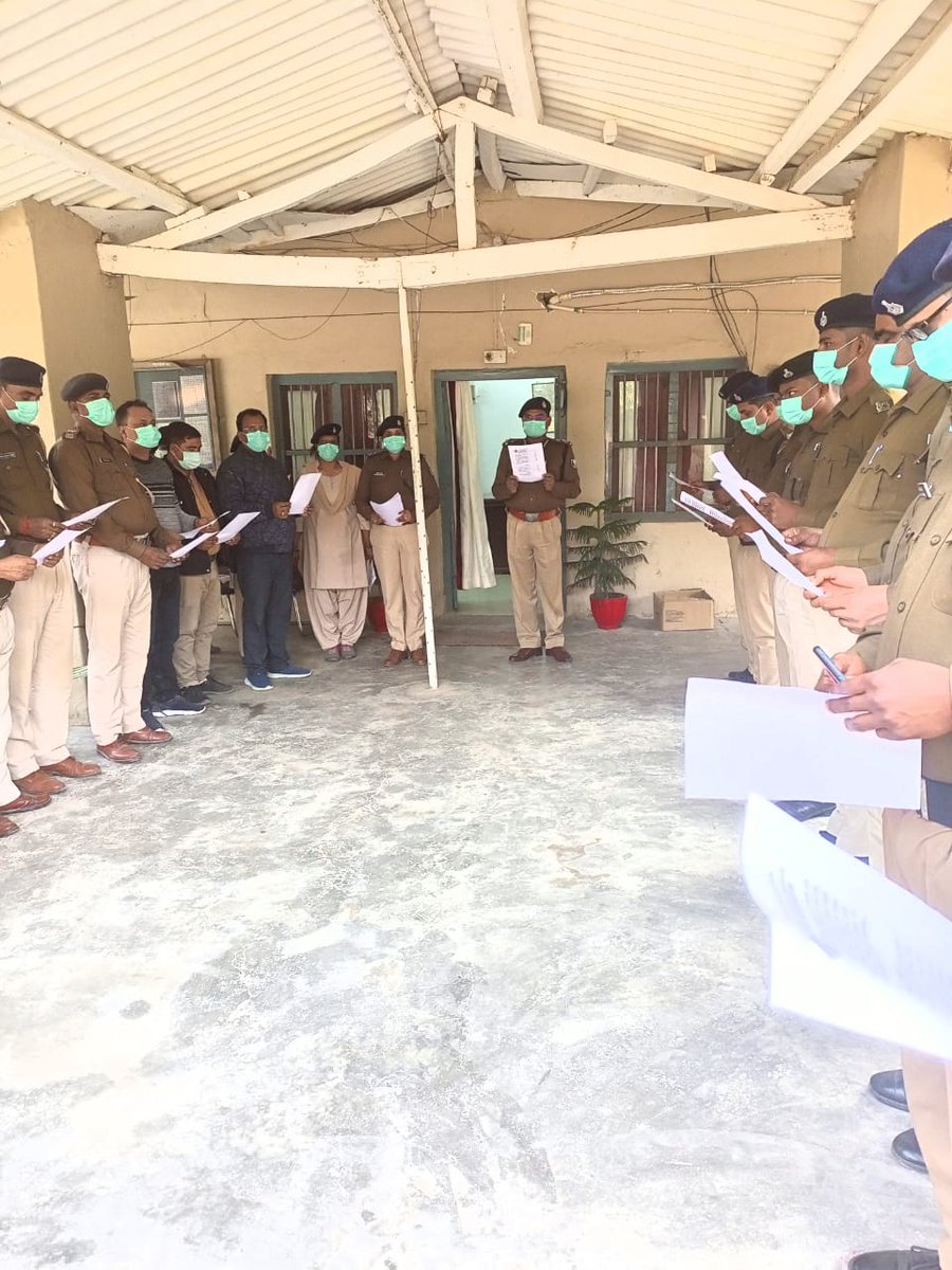 आज राष्ट्रीय मतदाता दिवस के अवसर पर श्री प्रणव कुमार प्रवीण (भा0पु0से0), पुलिस उप-महानिरीक्षक, चम्पारण क्षेत्र, बेतिया द्वारा पु0उ0म0नि0 का कार्यालय, बेतिया में उपस्थित पुलिस पदा0 एवं कर्मियों को मतदाताओं द्वारा ली जाने वाली शपथ दिलायी गयी। #MainBharatHoon  #VoteDeneJayenge