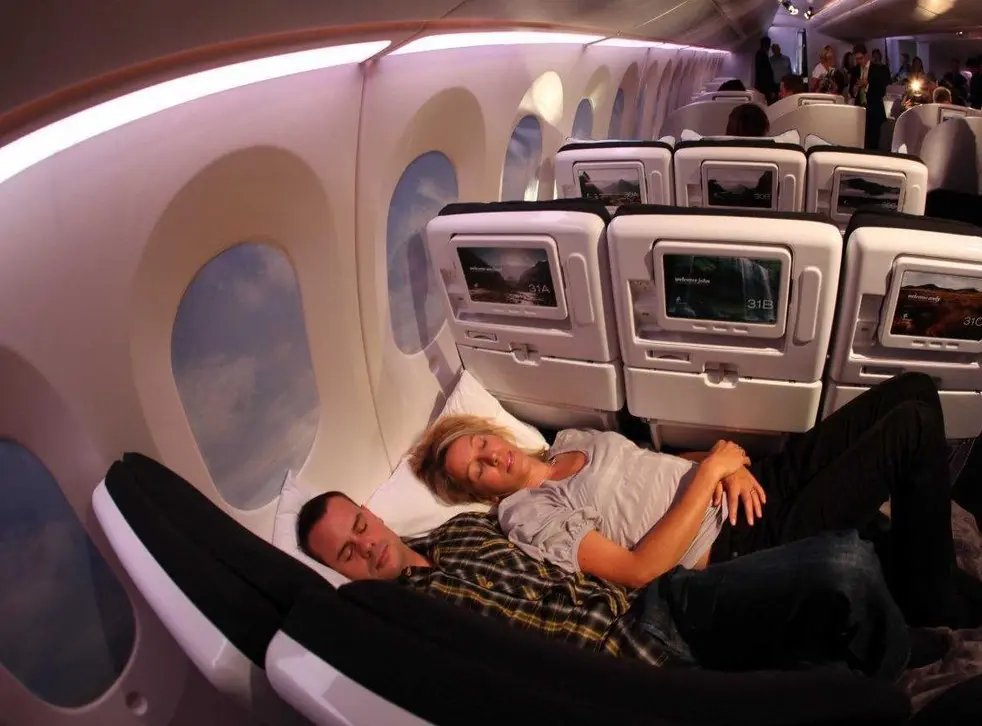 These cool tips will help you make your long-haul flight as comfortable as possible - lifestyle-a2z.com/smart-hacks-to…