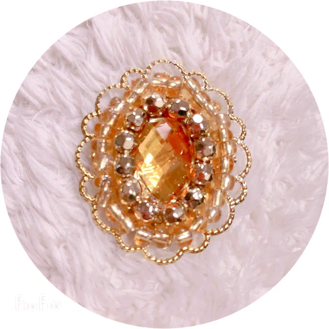 ただの金パーツだったんだけど、宝石とビーズ追加してキラキラにしたかわいい 