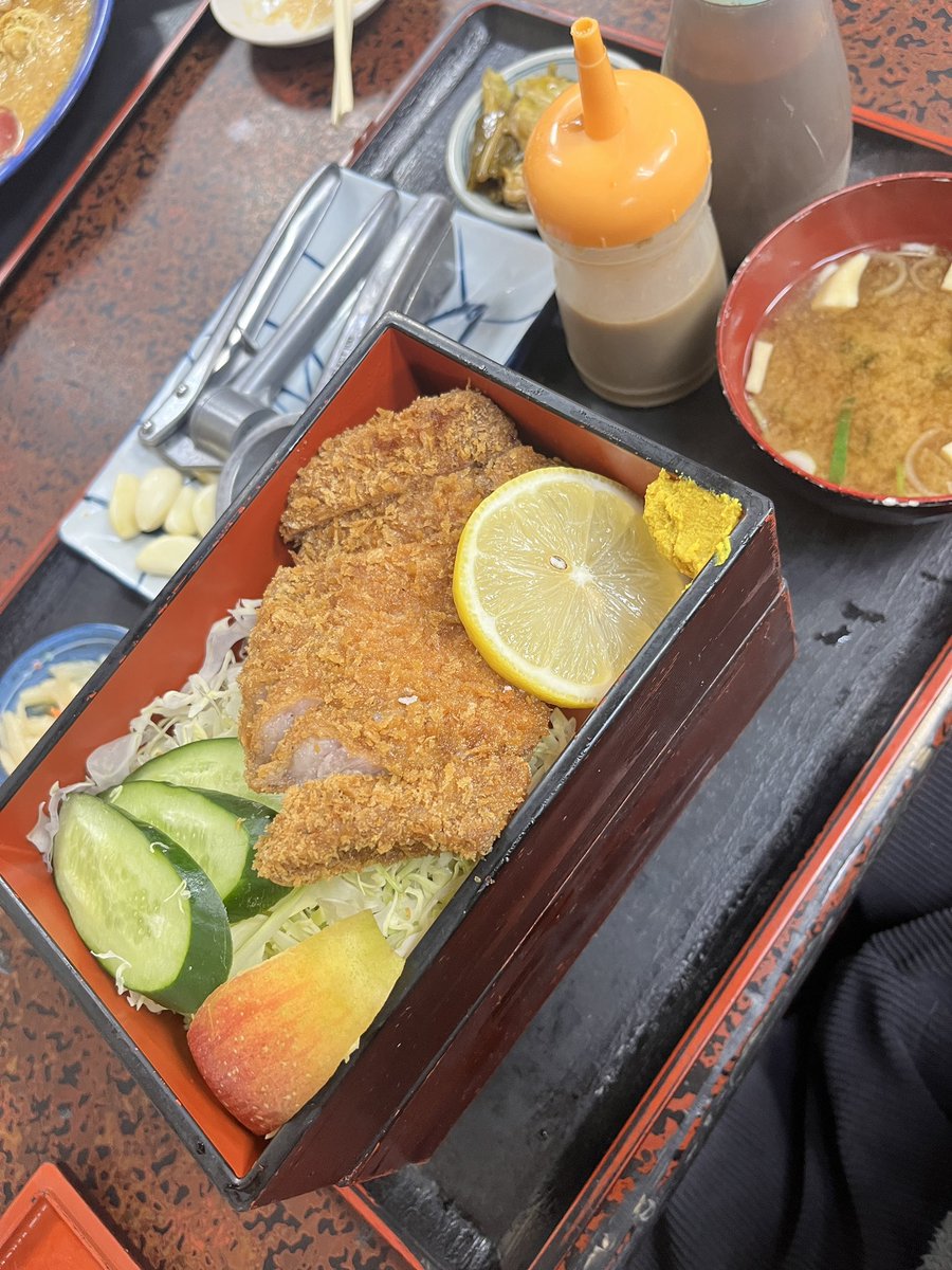 AkihiroGlass's tweet photo. 前から気になってた #とら食堂 へ！

焼肉定食ヤバい
めちゃうまい。
そしてタレとキャベツで米が無限。
とんかつもうまーー。

なんと
 #おもうまい店 で紹介されてて、爆食いしてたのがまさかの@espyuki_ch さん���
マツコ見た後に見たから
爆笑しました。

ほんと美味しかった！おすすめですよー！ https://t.co/hYHuU5Xc7b
