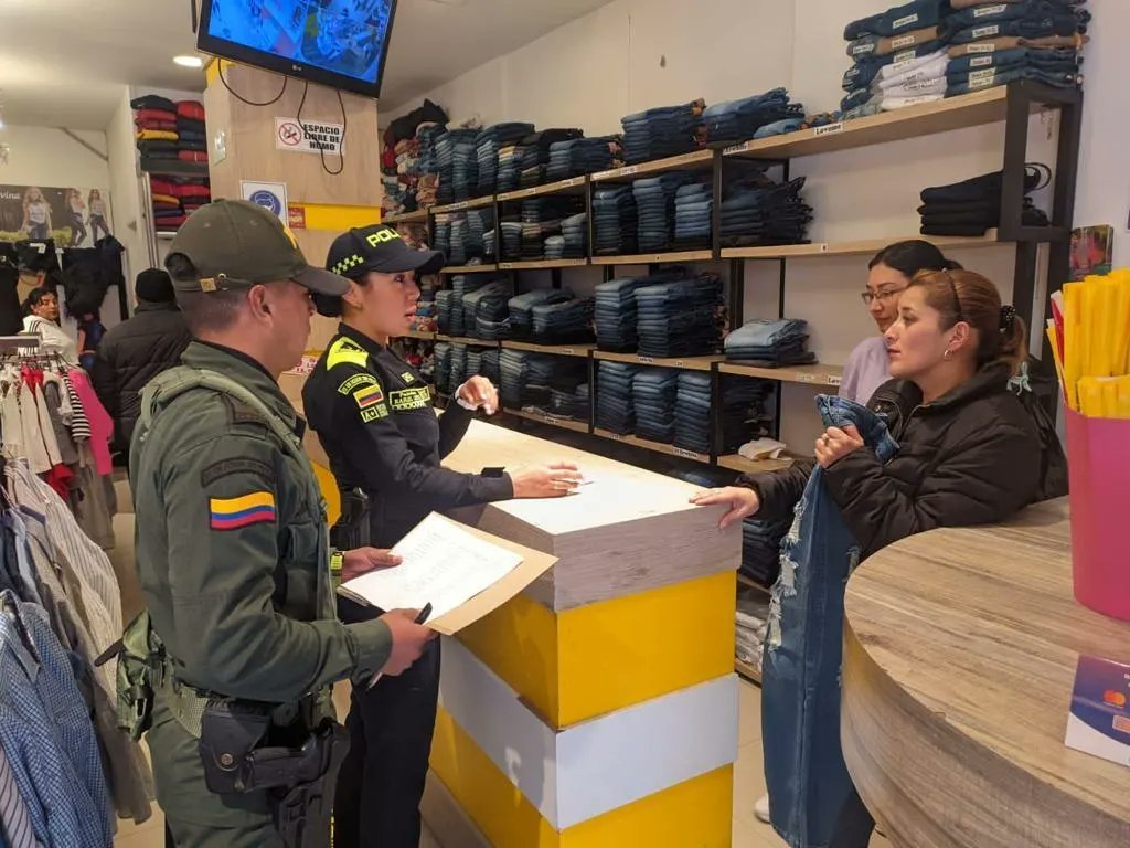 PrinVerdeOlivaP's tweet image. #Preci y Policía de #Vecindario de Ipiales, llevo a cabo actividad denominada: "De la mano con mi comunidad" en dónde se informa por medio de volantes y stikers informativos el nuevo número institucional correspondiente a la Red de apoyo se la realizó en el sector de comercio