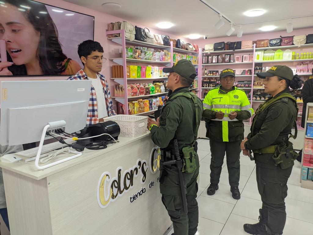 PrinVerdeOlivaP's tweet image. #Preci y Policía de #Vecindario de Ipiales, llevo a cabo actividad denominada: "De la mano con mi comunidad" en dónde se informa por medio de volantes y stikers informativos el nuevo número institucional correspondiente a la Red de apoyo se la realizó en el sector de comercio