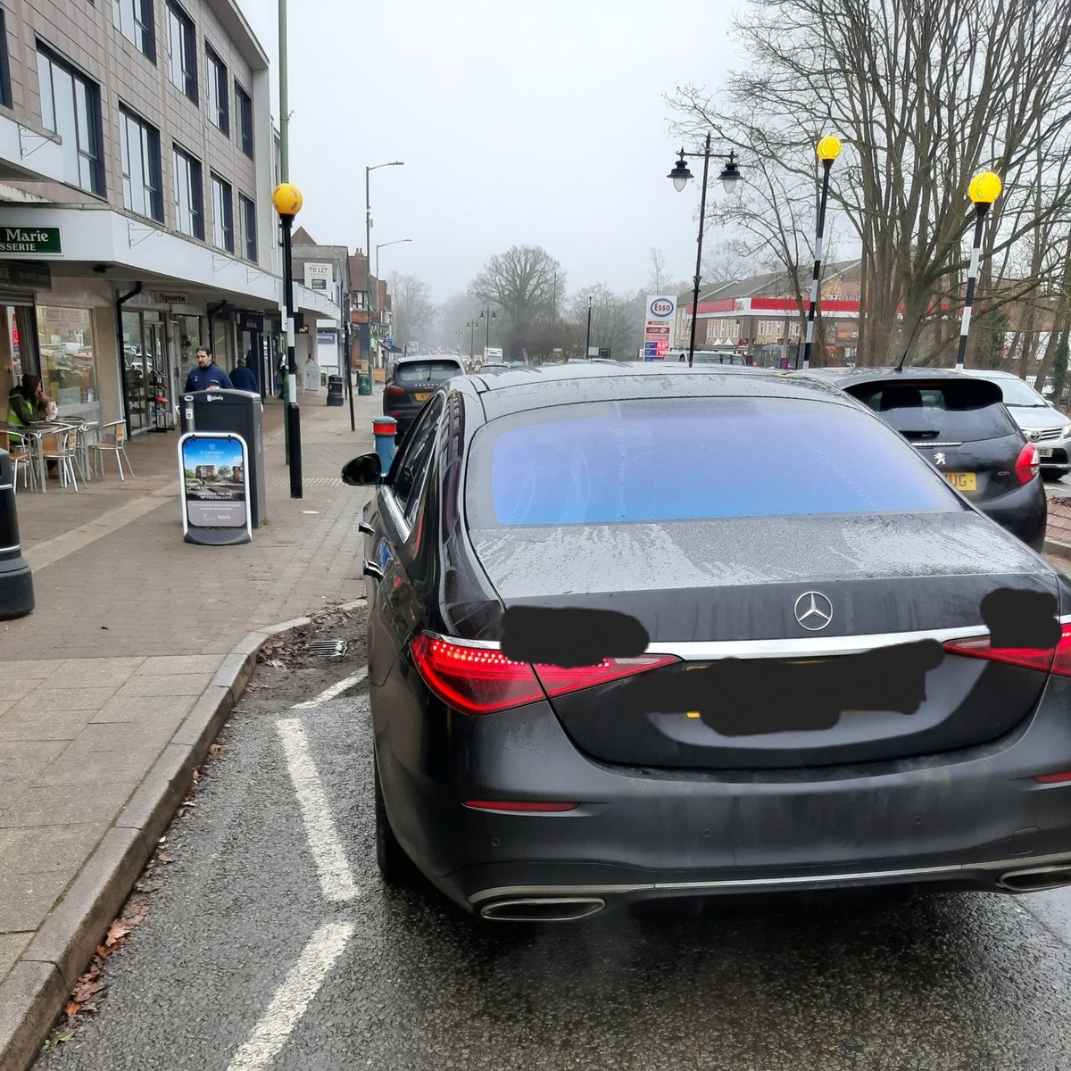 tvprp's tweet image. #XRT62 #P0431
The white zig zag lines indicating to motorists 'no parking' were placed at either side of the Zebra crossings in 1972. Prohibition of parking in the white zig zag area increases the safety of pedestrians crossing the road as they will have a clear view
TW14 issued