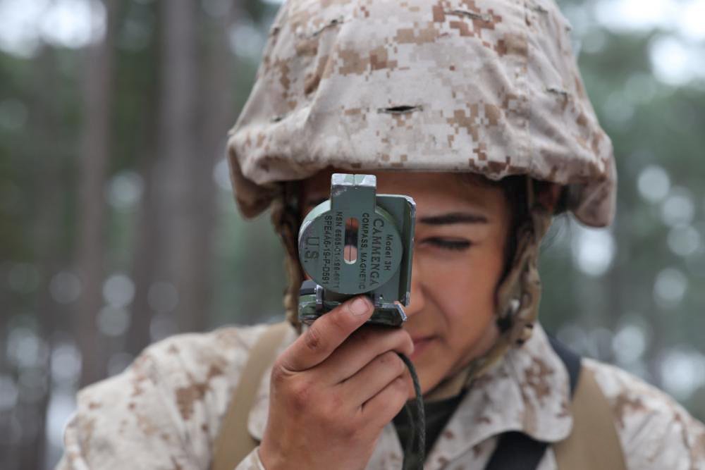ArmyGeospatial's tweet photo. #SoldiersAndMaps Eye on the prize! @USMC recruit uses lensatic compass for sighting a bearing as part of Basic Warrior Training. #LandNavigation https://t.co/GxmwyOcVsJ