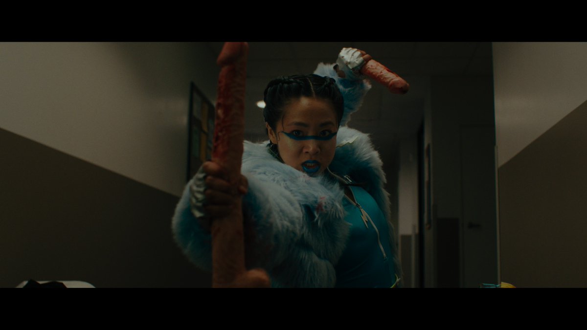 之前看过《瞬息全宇宙》了，又领着闺女看了一遍。结果再看才像起来这电影里不少屎尿屁片段，于是就看着片中的女儿拿着假鸡巴抽死了警察