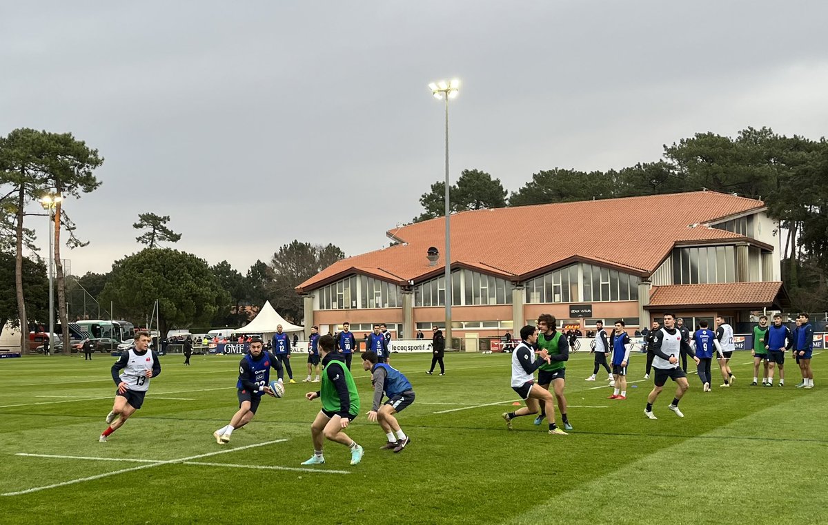 VBissonnet's tweet image. A 11 jours de @Federugby vs @FranceRugby, premier entraînement à haute intensité des Bleus à Capbreton devant 2300 spectateurs, avec Thomas Ramos en 15 et Melvyn Jaminet en 23 @midi_olympique @RugbyramaFR