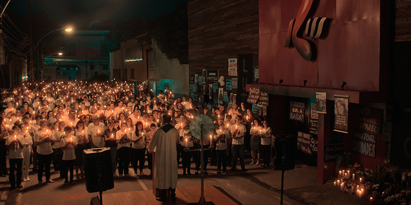 NetflixBrasil's tweet image. Por memória. Por justiça. Que não se repita. Todo Dia a Mesma Noite, minha minissérie sobre o caso da Boate Kiss inspirada no livro de Daniela Arbex, já está disponível.