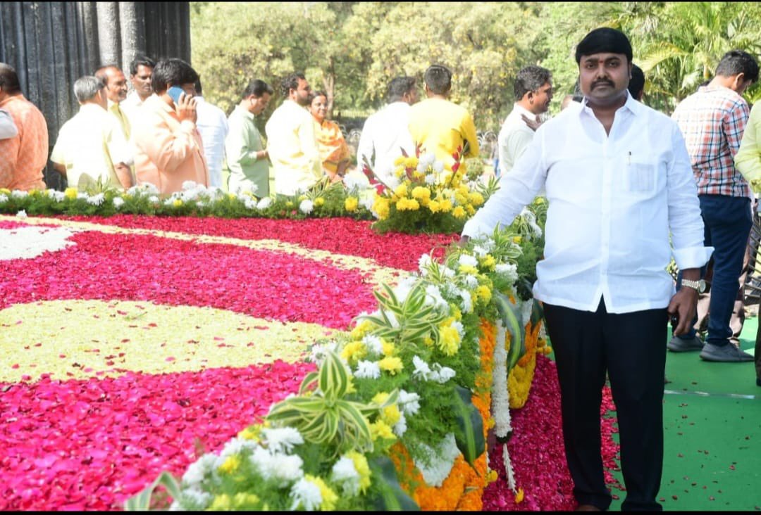 BhashyamPraveen's tweet photo. ఎన్టీఆర్ ఘాట్ వద్ద ఎన్టీఆర్ కి నివాళులు అర్పించిన నారా లోకేష్ గారు.... @naralokesh #YuvaGalamLokesh #BhashyamPraveen https://t.co/RBJM0Zi9Jf