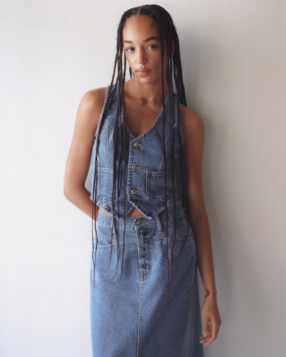 Mango's tweet image. Recycled &amp;amp; Recyclable 💙 Denim on denim will make your favourite combo with our first denim collection designed with circularity in mind. 
Check it out at go.mango/shopnow 
Vest: 47093770
Skirt: 47073771
Jacket: 47033773
Blazer: 47063772
Skirt: 47093771
#MangoWoman