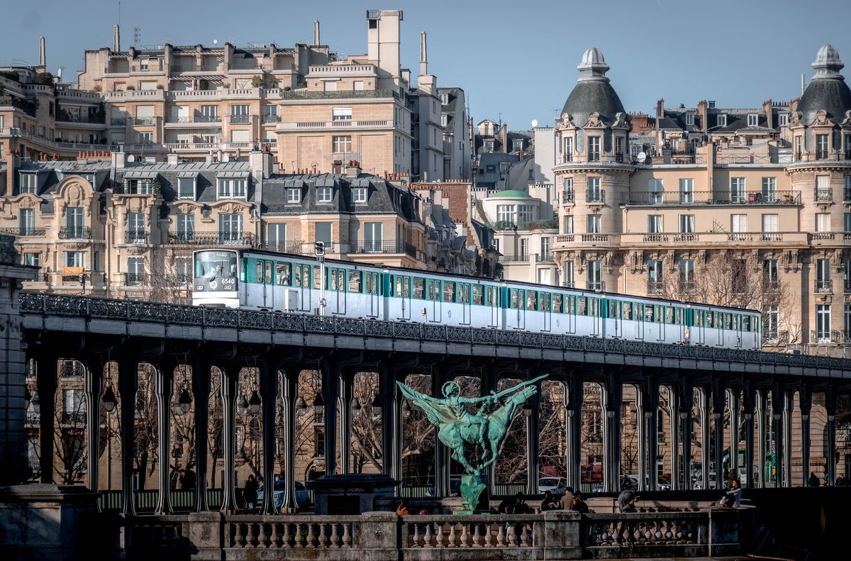 The stunning Pont de Bir-Hakeim...#Paris #architecture #wednesdaythought #France #Travel #Wednesdayvibe #windowswednesday #bridge 📸 Louis Paulin💖💞