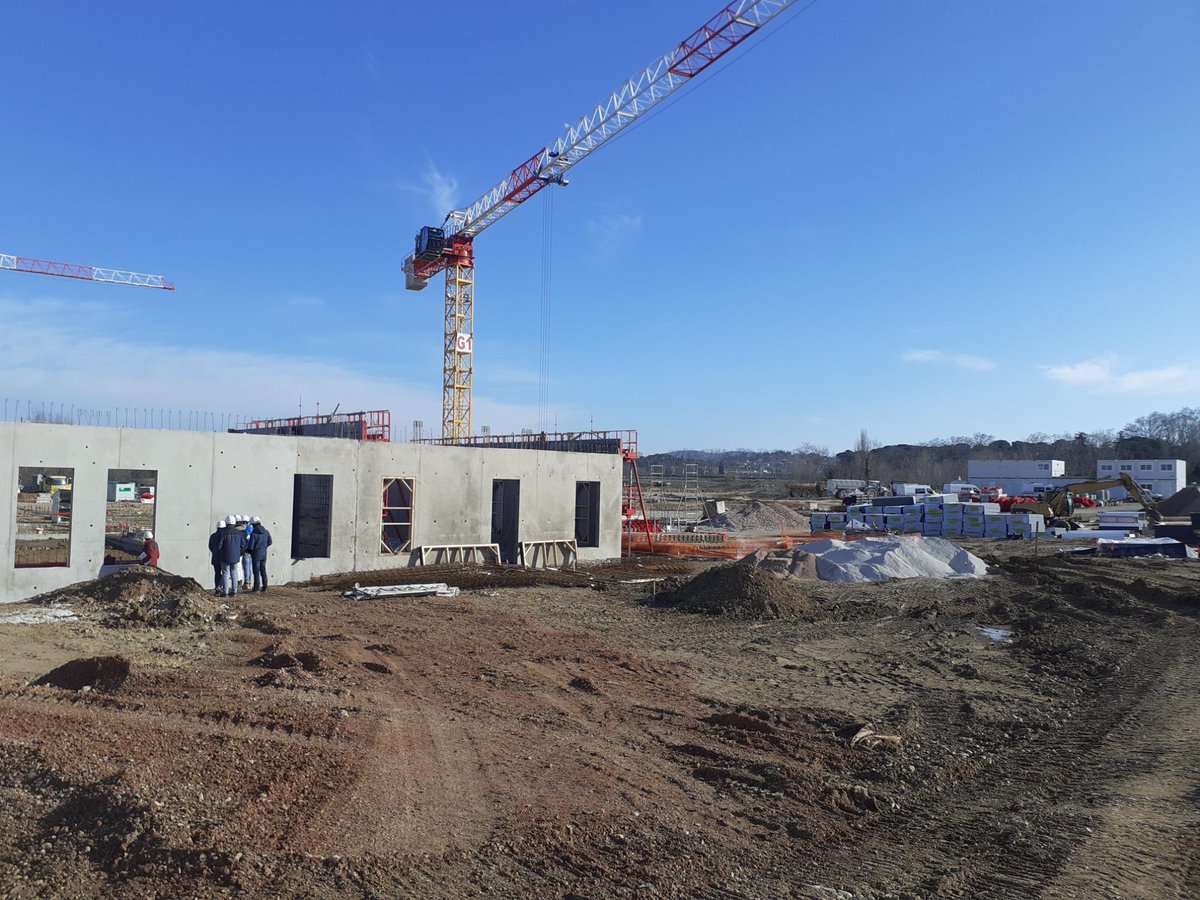 PompiersHerault's tweet photo. #FlashInfo|| Au #CEIFOR le bâtiment dédié à l’hébergement est sorti de terre Les grues sont en action Les travaux avancent à grands pas Une pensée pour tous les ouvriers qui œuvrent sur ce chantier @SDIS34 avec des #Températures glaciales voir negatives ❄️ https://t.co/15ZmnwTaPa