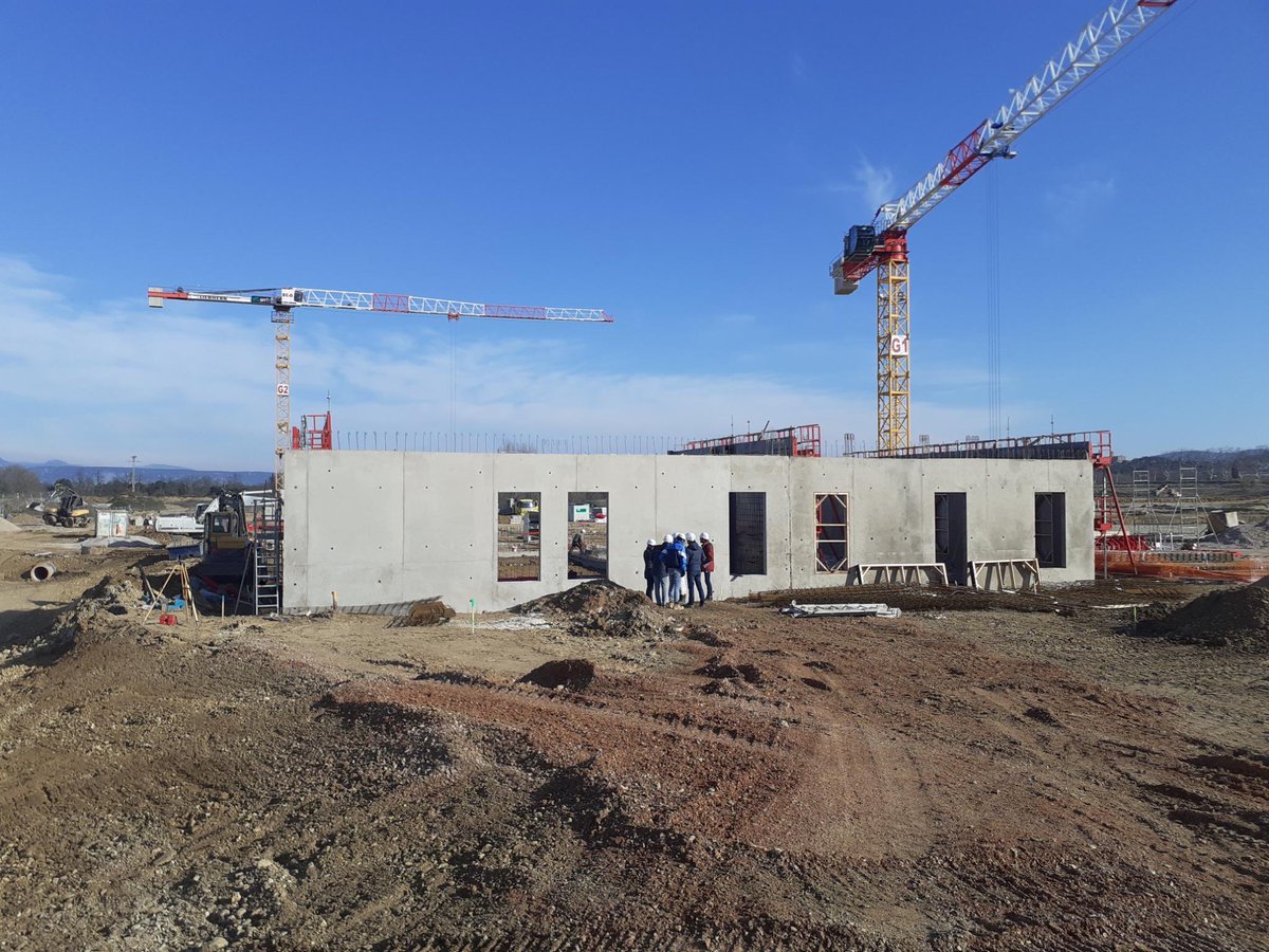 PompiersHerault's tweet photo. #FlashInfo|| Au #CEIFOR le bâtiment dédié à l’hébergement est sorti de terre Les grues sont en action Les travaux avancent à grands pas Une pensée pour tous les ouvriers qui œuvrent sur ce chantier @SDIS34 avec des #Températures glaciales voir negatives ❄️ https://t.co/15ZmnwTaPa