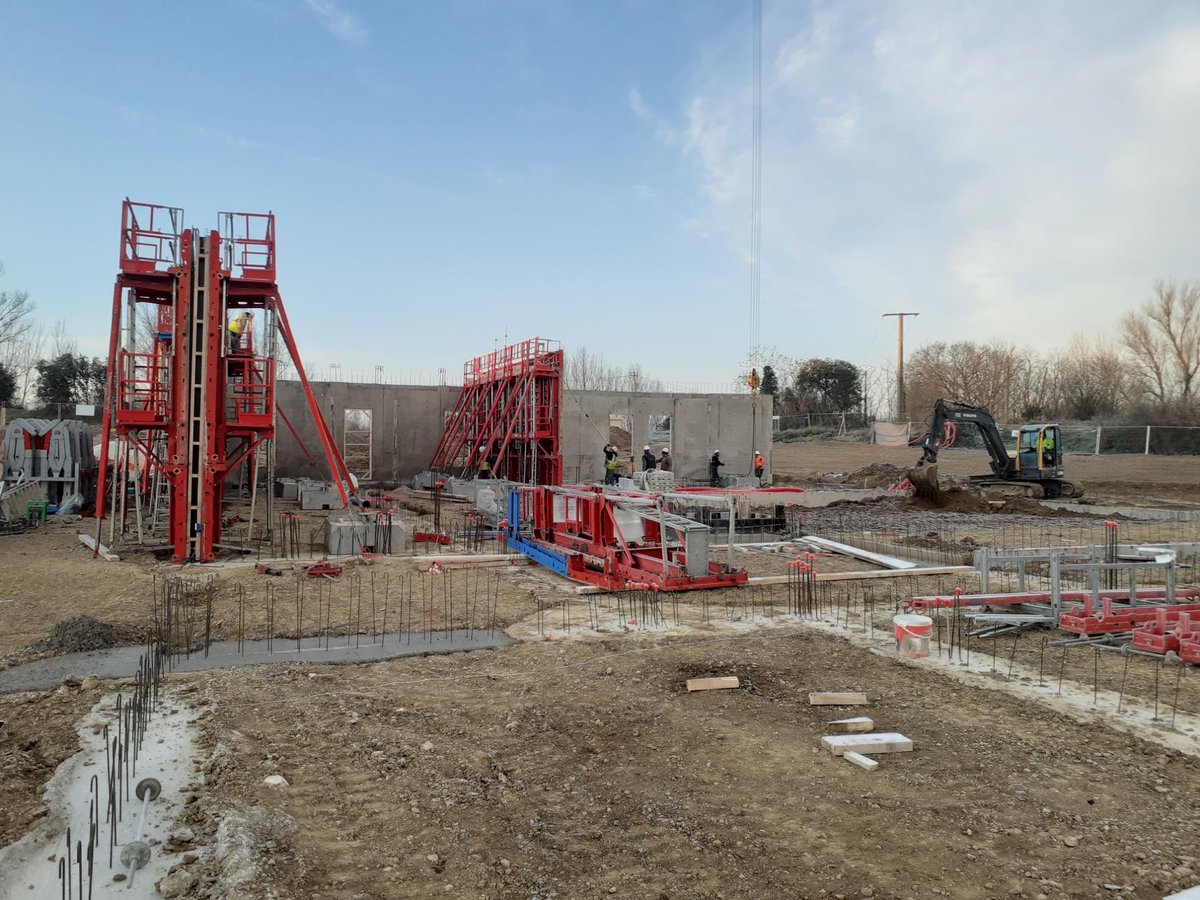 PompiersHerault's tweet photo. #FlashInfo|| Au #CEIFOR le bâtiment dédié à l’hébergement est sorti de terre Les grues sont en action Les travaux avancent à grands pas Une pensée pour tous les ouvriers qui œuvrent sur ce chantier @SDIS34 avec des #Températures glaciales voir negatives ❄️ https://t.co/15ZmnwTaPa