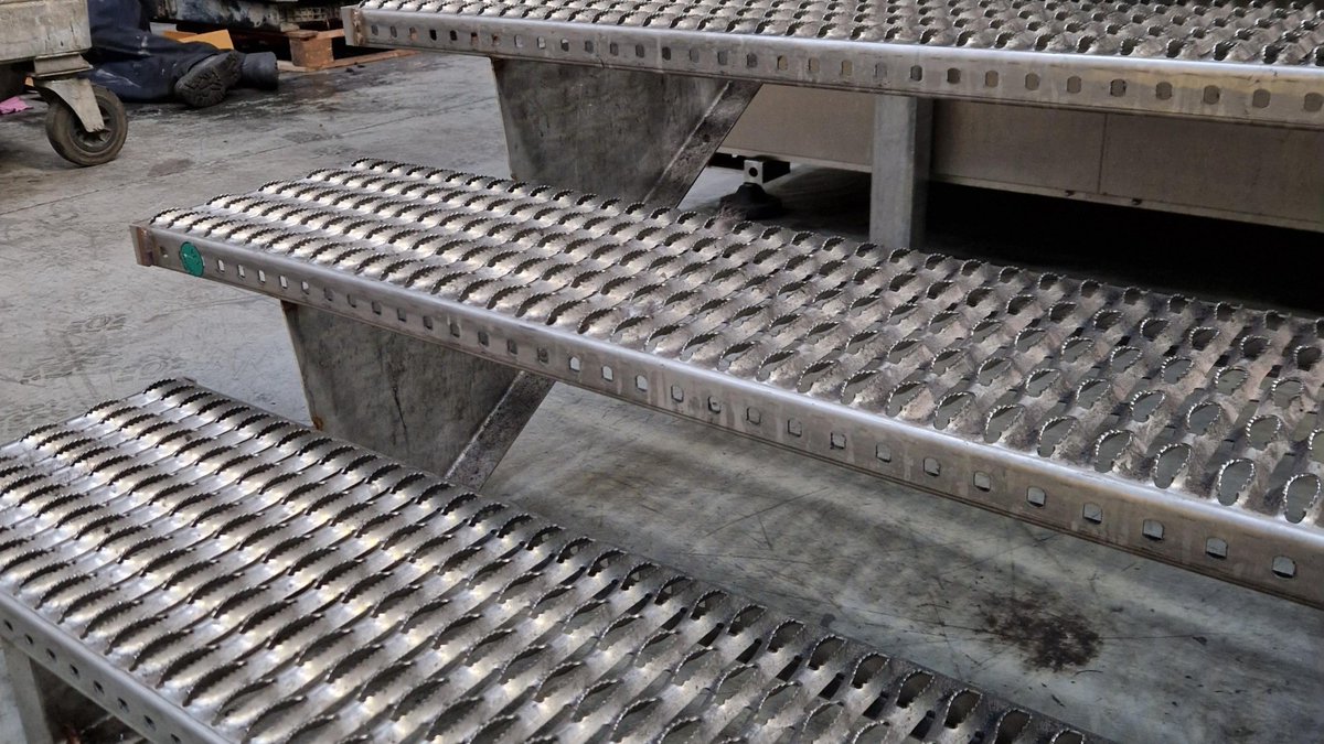 Graepels's tweet photo. Be confident with every step you take!
Graepel Stabil is the preferred SafeDeck option for industrial use, with the highest grade of slip resistance.
This is why it's perfect for all access staircases. 
#Graepels #SafeDeck #accessstaircase #fabrication #accesssteps #antislip https://t.co/6MtV55Unvu
