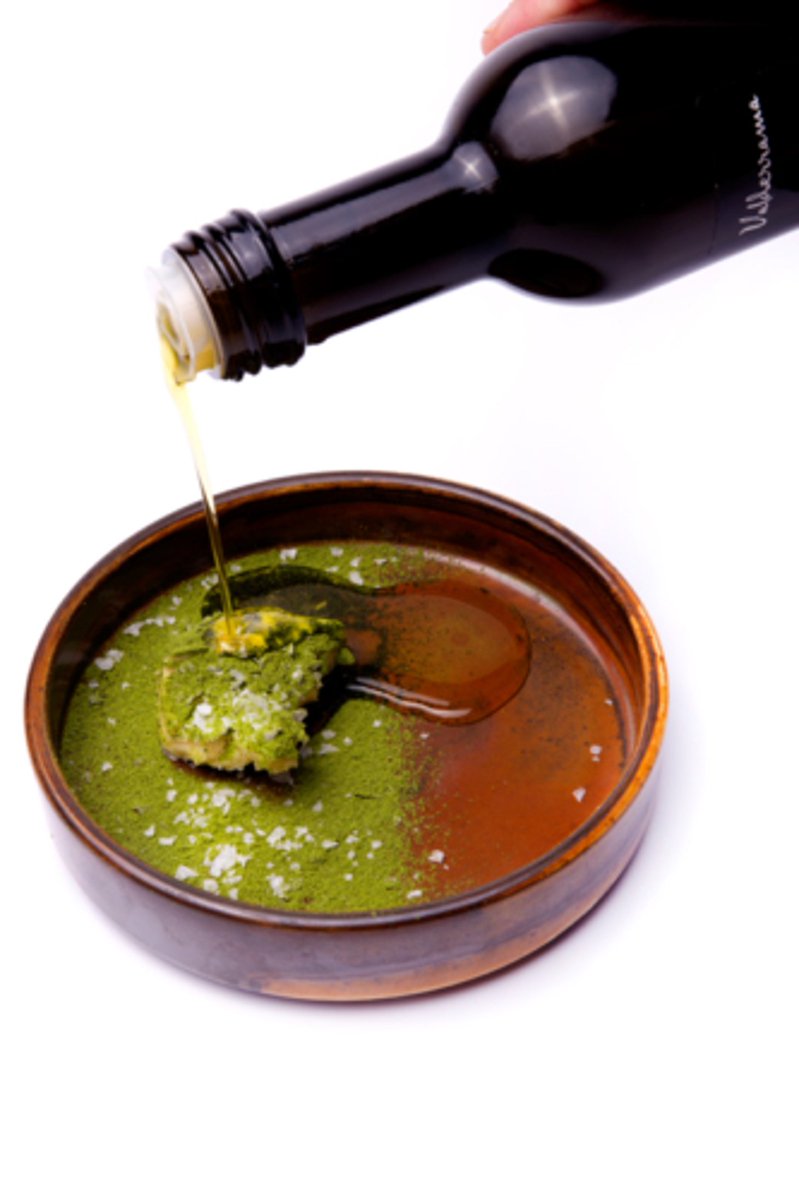 VALDERRAMANL's tweet image. 𝐕𝐚𝐥𝐝𝐞𝐫𝐫𝐚𝐦𝐚 𝐗 𝐆𝐚𝐬𝐭𝐫𝐨𝐧𝐨𝐦𝐢𝐱𝐬
OLIJFOLIE BROODDIP

Een eigentijdse dip voor brood met gedroogde kruiden en zeezout. 
INGREDIËNTEN; 50 ml. Picudo olijfolie, Valderrama, 2 eetl. boter, 1/2 bosje lavas en naar behoefte zout

Link: bit.ly/3H8OHQM