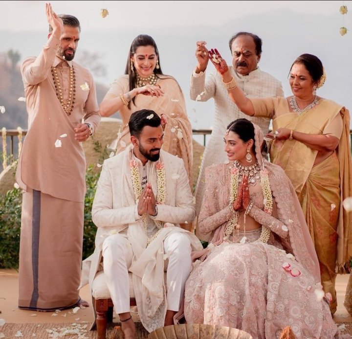 This pic is the dream of every single person in this world ❤️.
#KLRahul #KLRahulAthiyaShettyWedding 
#SunielShetty