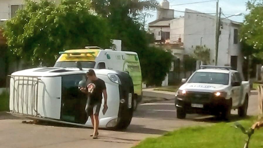 dantrila's tweet photo. #Ahora choque y vuelco en Balcarce y Coletta. Una Renault Kangoo y un Chevrolet Onix. La Kangoo quedó volcada en medio de la calle. Asistió 🚑SAME sin traslado, ambos conductores resultaron ilesos. Presente 🚔Comando Patrulla y 🚧Dirección de Tránsito https://t.co/ooovcVTCYv