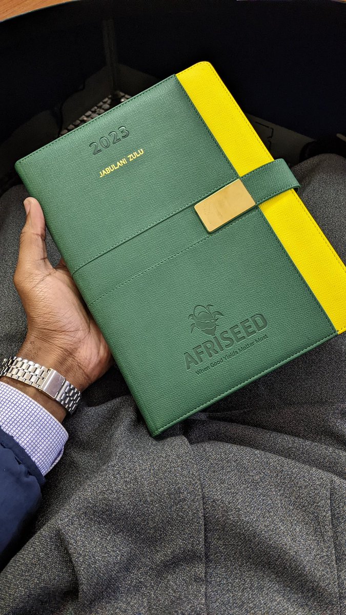 greymhattson's tweet image. "if anyone should throw your idea aside, let it be on a piece of paper" -Jabulani Zulu

#thinkonpaper
#brainstorm
#goals2023
#notetoself
#afriseed