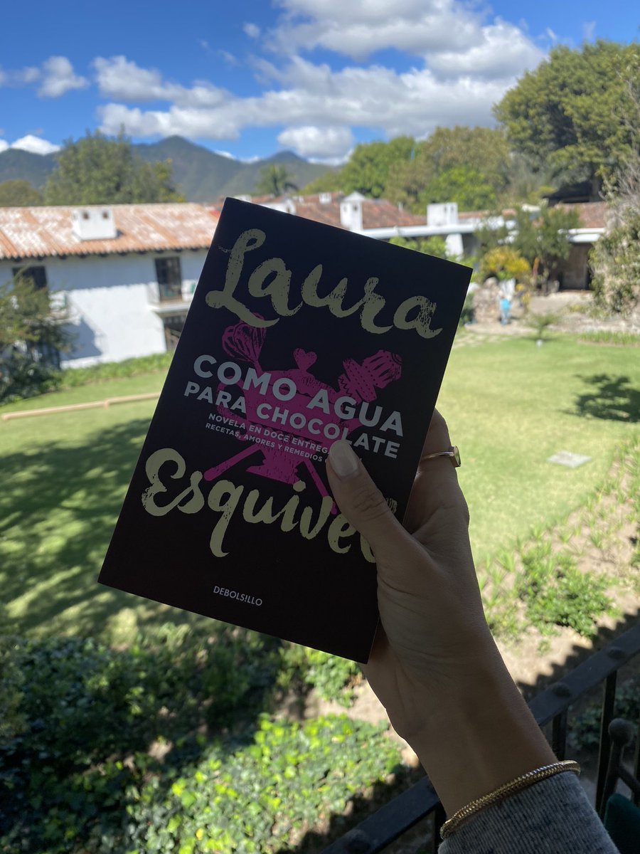 annikiii's tweet photo. ⭐️⭐️⭐️⭐️⭐️ gracias a mi amiga @anagabrielamend por poner en mis manos este libro. Nunca lo hubiera escogido por decisión propia y ha sido un descubrimiento fascinante: un drama familiar con realismo mágico en medio de la revolución mexicana con especial énfasis en la gastronomía. https://t.co/HGrzRqXWpI
