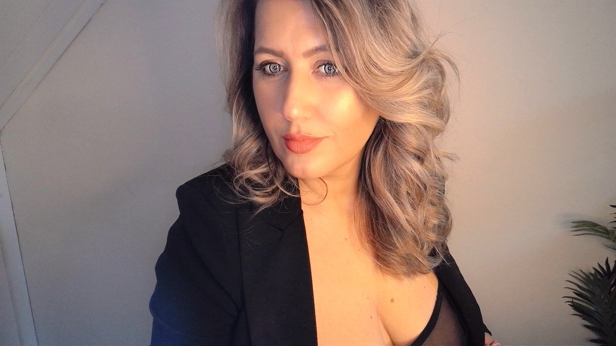 DutchSexyMilf's tweet photo. https://t.co/DIFdoYPGUW
Vandaag, en alleen vandaag! 25% korting op mijn @f2f_com pagina.
Wordt jij dus vandaag nog mijn fan?
#woensdag #weekdoormidden #breekdeweek #Trending #nederlands #f2f #Contentcreater #Content #sexy #Mrs #dominant https://t.co/6HoGLiK7k8