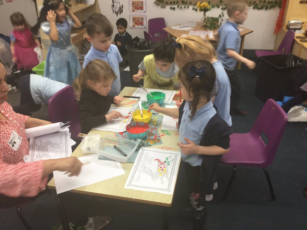 AHMrsMoore's tweet image. We have been exploring different painting techniques for Chinese New Year. Have you tried painting with forks, chop sticks and cotton buds? 🍴🍜#expressiveartsanddesign @AcreHall