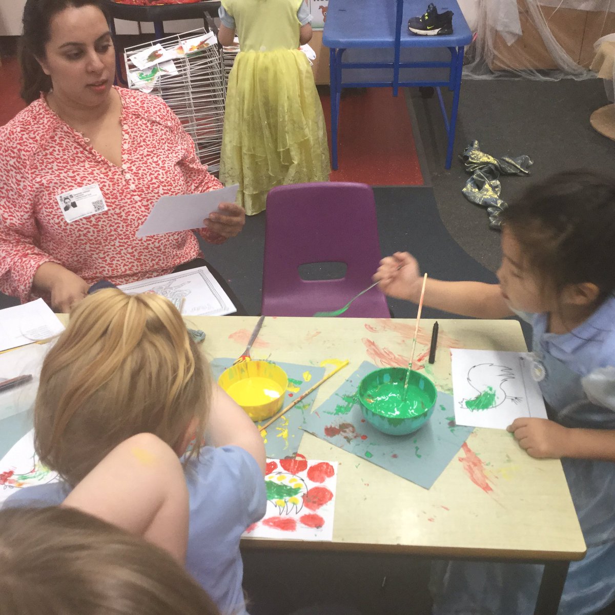 AHMrsMoore's tweet image. We have been exploring different painting techniques for Chinese New Year. Have you tried painting with forks, chop sticks and cotton buds? 🍴🍜#expressiveartsanddesign @AcreHall