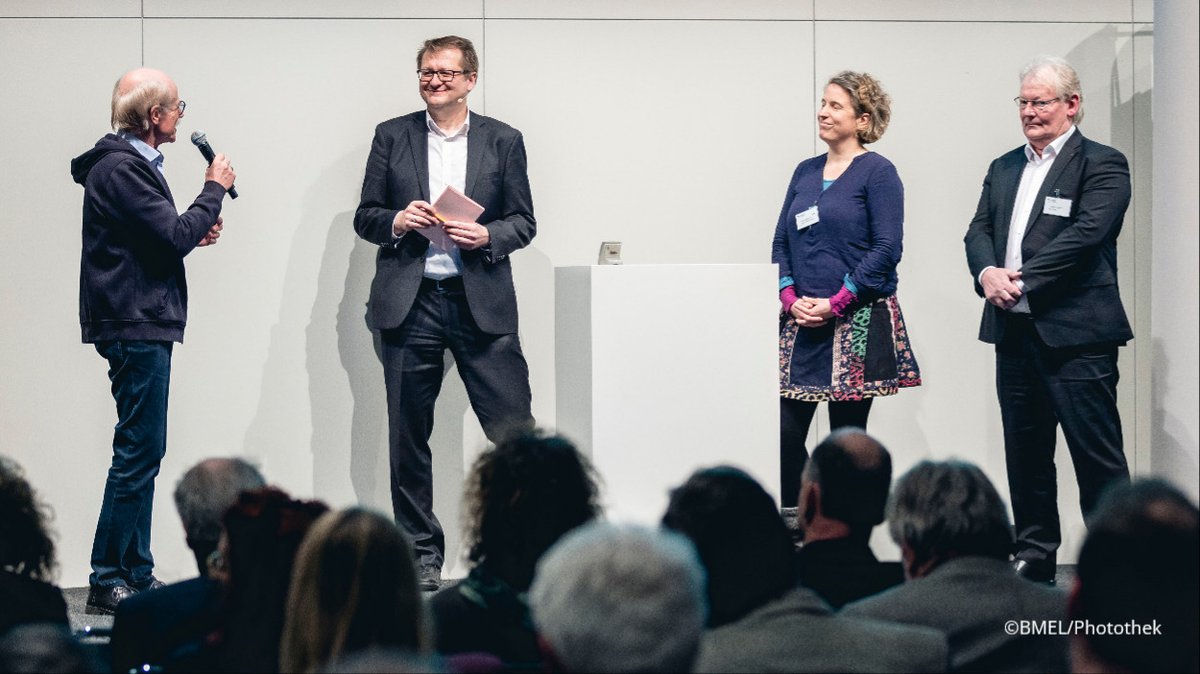 <a href="/cem_oezdemir/">Cem Özdemir</a> @SteffiLemke @BMUV Bei unserem Zukunftsforum Ländliche Entwicklung #ZFLE tauschen sich mehr als 2900 Akteur*innen aus Politik, Verwaltung, Verbänden, Wissenschaft und Zivilgesellschaft miteinander aus und vernetzen sich. Viele sind vor Ort auf die #GrüneWoche gekommen, andere diskutieren online.