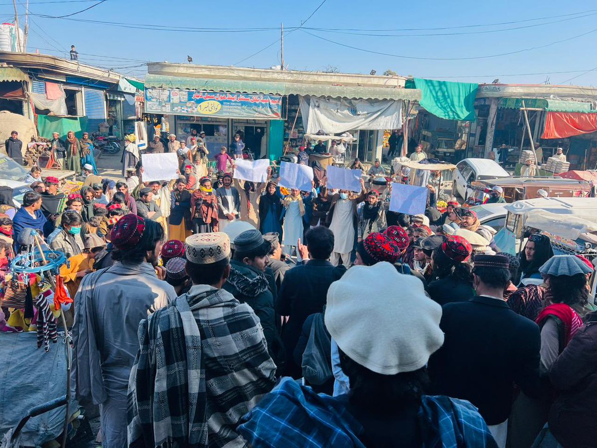 zakimpashteen's tweet photo. د پشتون ژغورنې غورځنګ مشر منظور پشتین پهٔ امر د #PTM قطبی وزیرستان له اړخه اختجاجی مظاهره وکړه ، د نقیب محسود شهید او د ۴۴۴ بې ګناه انسانانو بشمول پشتانو قاتل راؤانور د بری کېدو پر ضد وکړا. 
#PTMProtests
#StateProtectsRaoAnwar https://t.co/izFb2PIeXK
