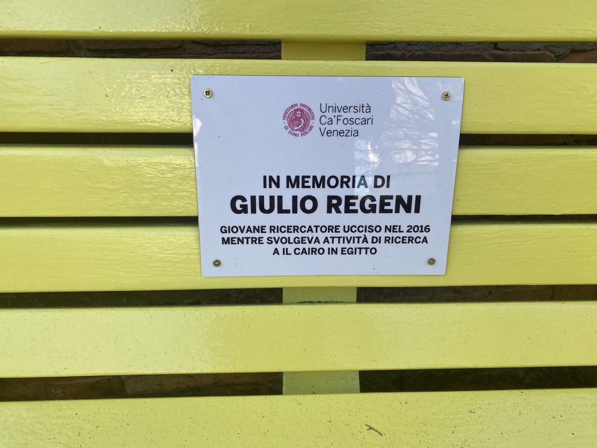 ⁦@CaFoscari⁩ chiede #veritàegiustizia per #giulioregeni e inaugura la panchina gialla nel giardino di Ca’ Dolfin ⁦@amnestyitalia⁩ #venezia