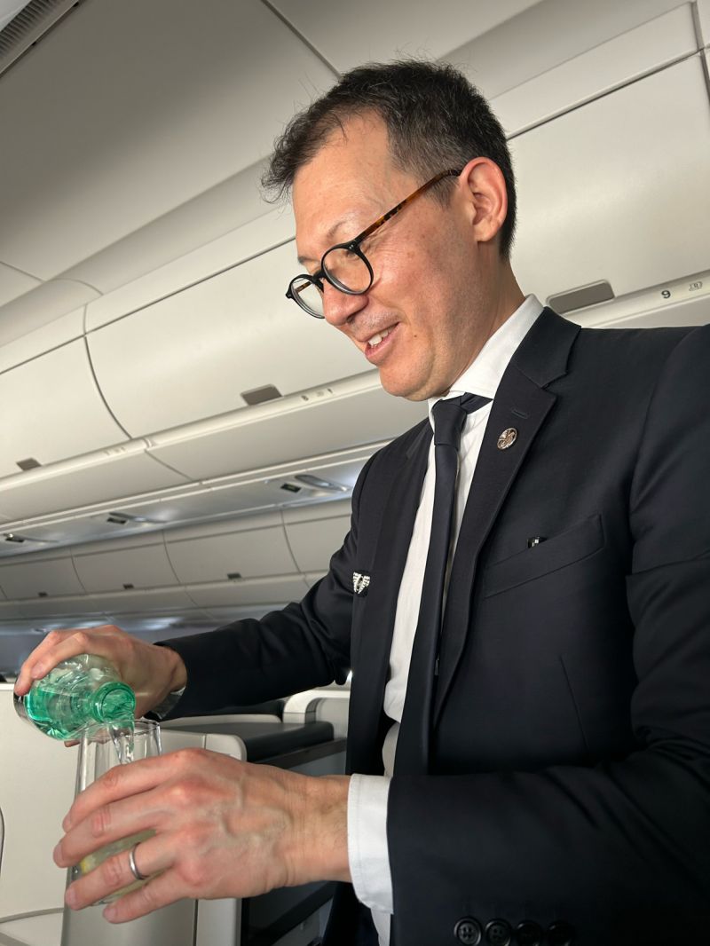 ✈️[INSOLITE] Un patron exemplaire

🔸A bord d'un vol Paris-Atlanta du 24 janv.
🔸Ben Smith, PDG d'Air France - KLM en déplacement professionnel, en a profité pour assister l'équipage dans le service en cabine

Un bon moyen de se confronter à la réalité terrain 👍 #AirFrance #KLM