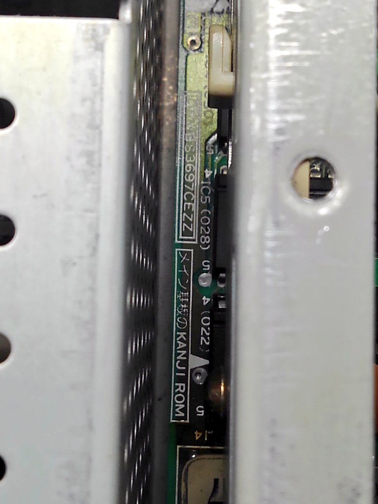 toshitada1973's tweet photo. 昨夜の続き。電源ユニットとFDI/Fの間に何かある…JIS第2水準漢字ROMのCZ-8BK3だ！　元からあるROMをひっこ抜いて、そこに追加ボードを差し込む構造だよ。
#CZ8BK3 #CZ862C https://t.co/xcPDJwByMo