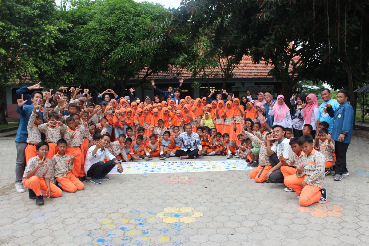 lindakinalu's tweet photo. [PRESENSI KKN BBM 67 UNAIR - Day 16]

Farewell Canvas Hand-Print Party with SDN Dibee 🫀💐

#UniversitasAirlangga #KKNBBM67Unair #UNAIRWCU #GLOBALSDGs #SDG #UNAIRFORSDGs #unairmengabdi #dibee_kalitengah_lamongan https://t.co/OrCclppKbJ