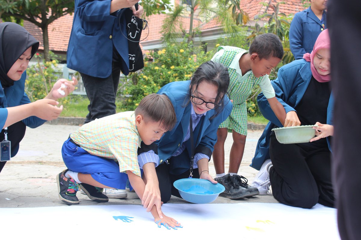 lindakinalu's tweet photo. [PRESENSI KKN BBM 67 UNAIR - Day 16]

Farewell Canvas Hand-Print Party with SDN Dibee 🫀💐

#UniversitasAirlangga #KKNBBM67Unair #UNAIRWCU #GLOBALSDGs #SDG #UNAIRFORSDGs #unairmengabdi #dibee_kalitengah_lamongan https://t.co/OrCclppKbJ