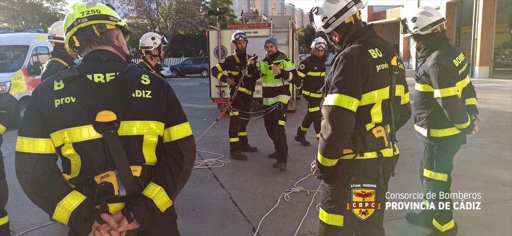 BomberosCbpc's tweet photo. 🔴Segunda jornada en #Jerez del curso de ACTUACIONES CON RIESGO DE SUICIDIO.
Hoy técnicas y prácticas en el parque.
#CompromisoBomberosCbpc📸 https://t.co/6JsahY2rFi
