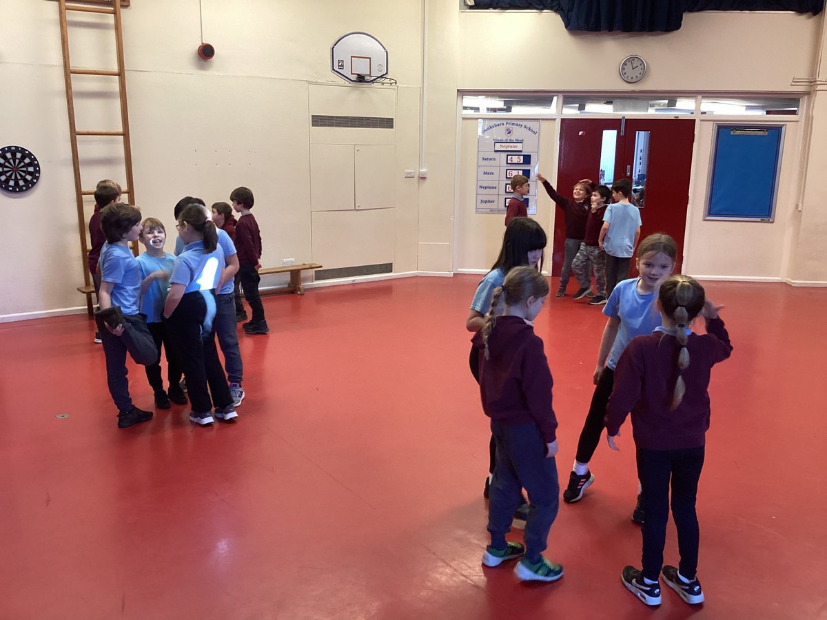 CrooksbarnPri's tweet photo. 3/4LC have cooperated brilliantly in PE to dance in unison today! #rogerrobin @AdAstraTrust https://t.co/Fu0prmkD3F