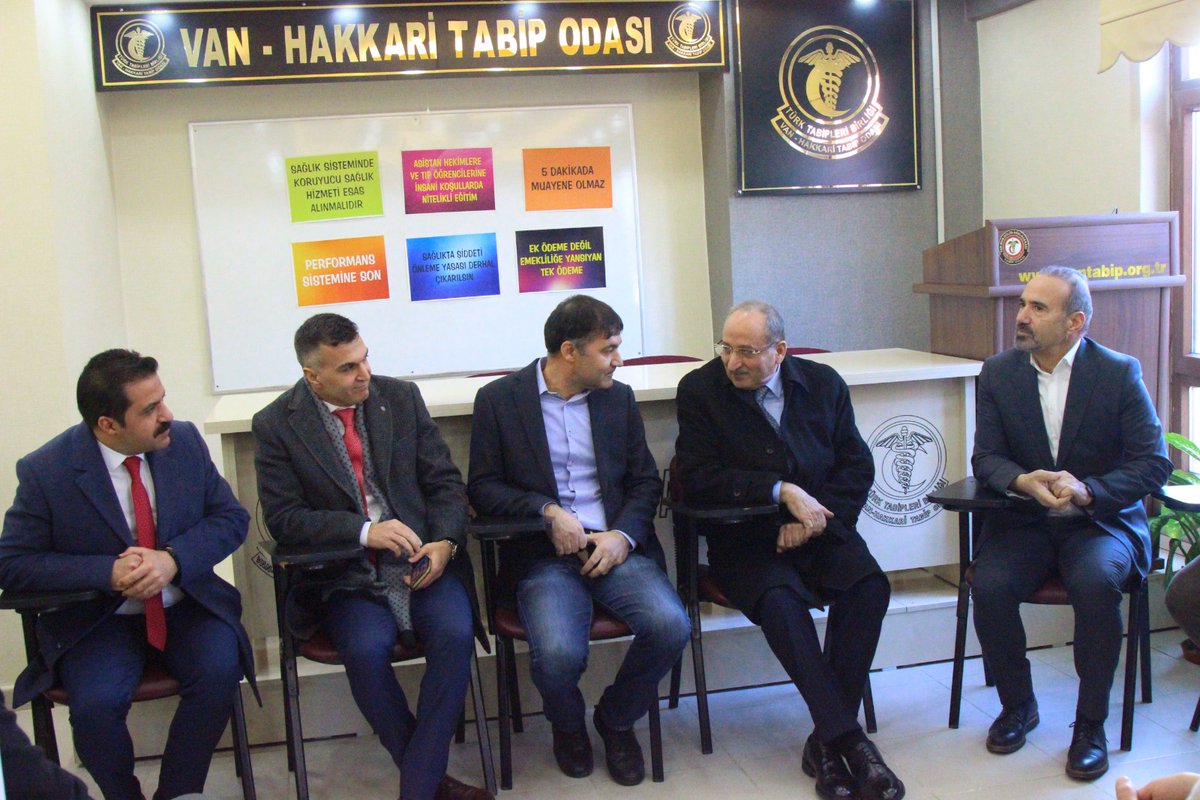 DevaVanKurdi's tweet photo. Sekreterê me yê Giştî Birêz Medeni Yılmaz, Alîkarên Sekreterê Giştî, Serokê Parêzgeha me Erdinç Peker û rêveberiya me, serdana Odeya Tabîban a Wan-Colemêrg'ê kirin.

@vanhakkaritabip 
@medeniylmz 
@erdincpeker1 https://t.co/iTEiQlY3eA