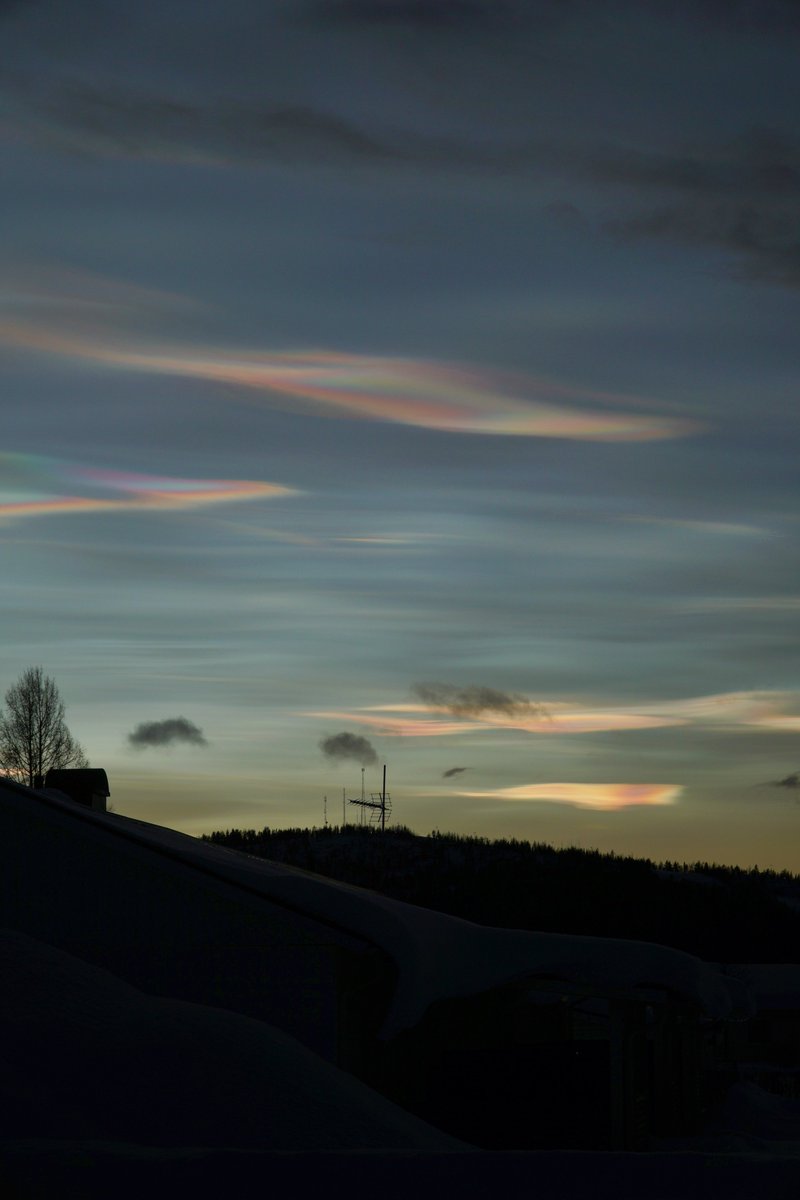 ท้องฟ้าวันนี้ให้ความรู้สึกเหมือนมีปลาวาฬลอยผ่านหน้าบ้านเลย สวยมากๆ