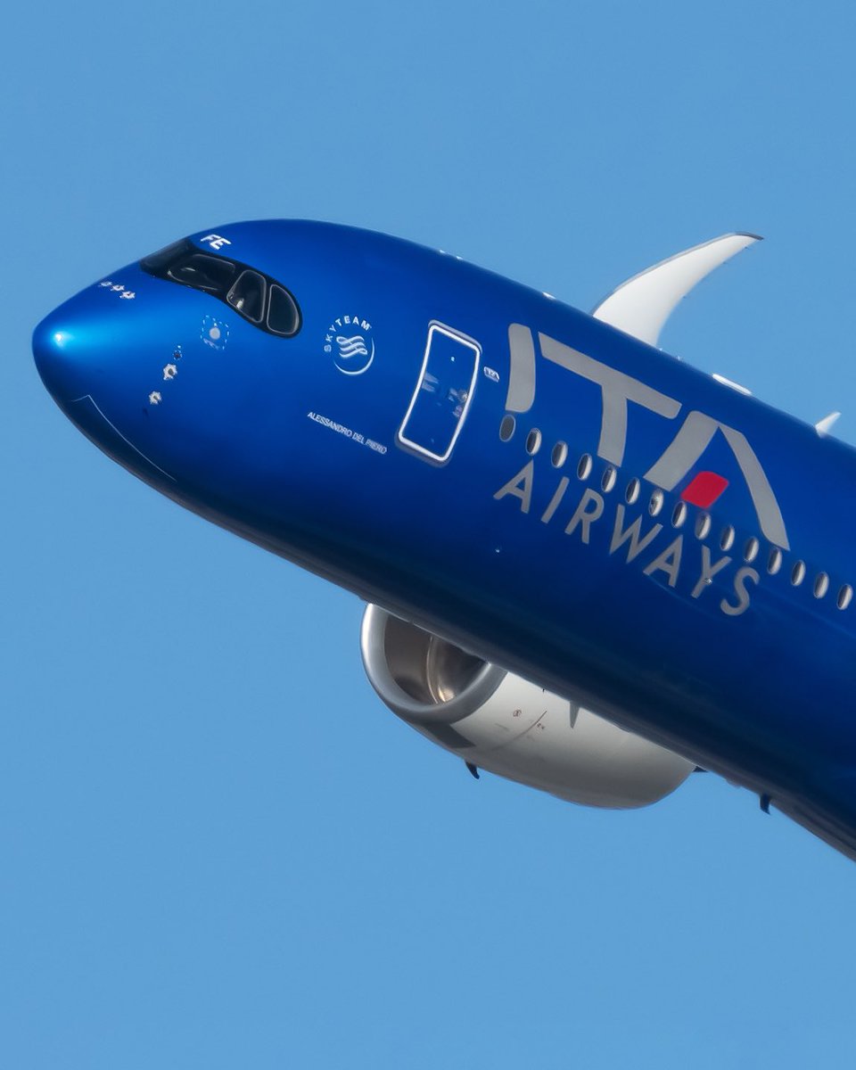 Up close and personal (via a 600mm lens) with the stunning @ITAAirways @Airbus A350 banking out of JFK! #aviation #ItaAirways #AvGeek #aviationlovers #Airbus #SonyAlpha