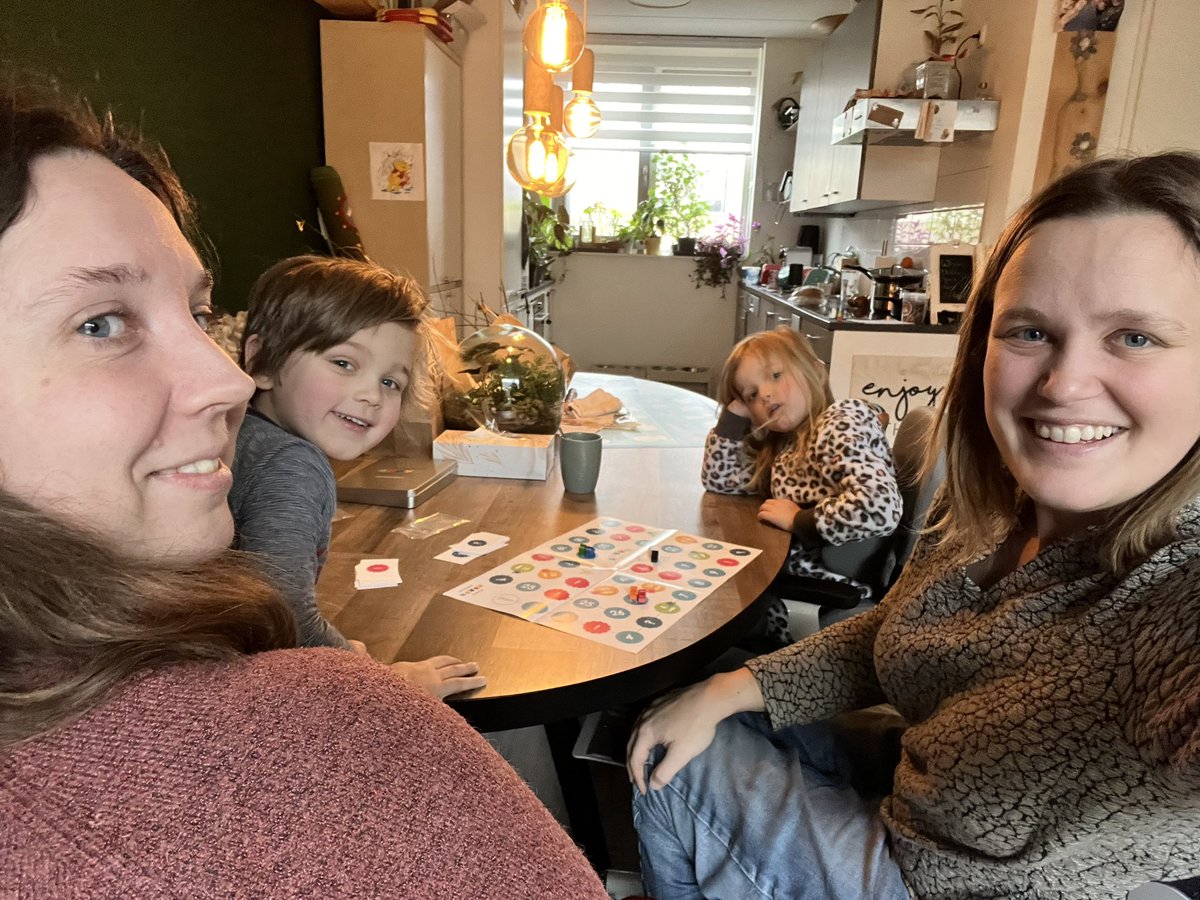 maykekikstra's tweet photo. @zorgeloosschool wij spelen samen een heel goed spelletje! Dank jullie wel! #zorgeloosnaarschool #chronischeaandoening #eds https://t.co/IMz3wBk07o