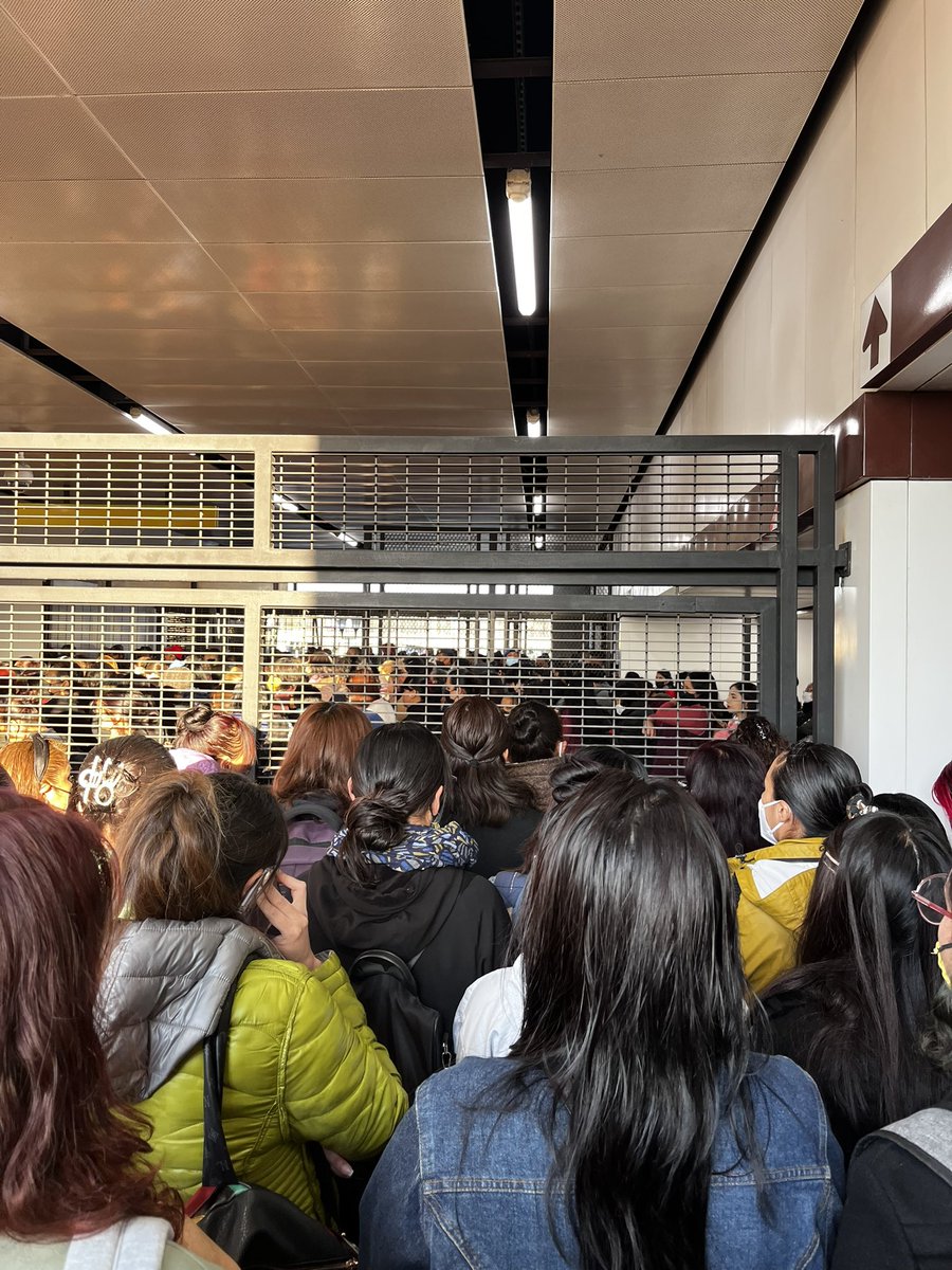 lasillarota's tweet photo. 🚨🚨 #AHORA Usuarios reportan grandes aglomeraciones por retrasos de hasta 30 minutos en la #Línea9 del Metro

https://t.co/F9tQg1DZ8D https://t.co/42mu7GNBMA