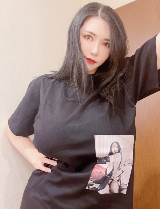 サインのみのシンプルな作り?
日頃から沢山着れる黒Tシャツ！
あなたの左下のお供に杏梨をどうぞ?

↓↓↓こちらからGETしてね♡

日本語
https://t.co/P3lUjuz4Ga

ENG
https://t