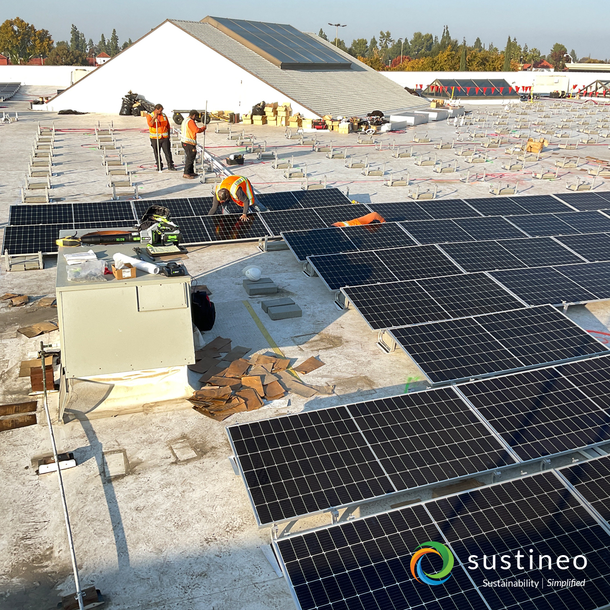 Sustineo_Solar's tweet image. Our crew lays glass on a rooftop in Northern California. 

#sustineo #kingenergy #layingglass