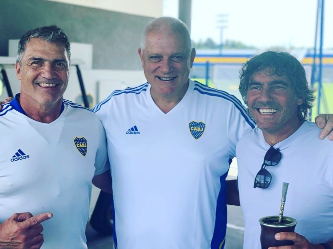 bocanet12's tweet image. 📸 "Con mis ÍDOLOS a quienes iba a ver todos los domingos con mi viejo", escribió el Doctor Jorge #Batista en su cuenta de Instagram. 

👏 Fotón en @bocapredio junto a Blas #Giunta y Sergio "Manteca" #Martínez. 

#VamosBoca 💙💛💙