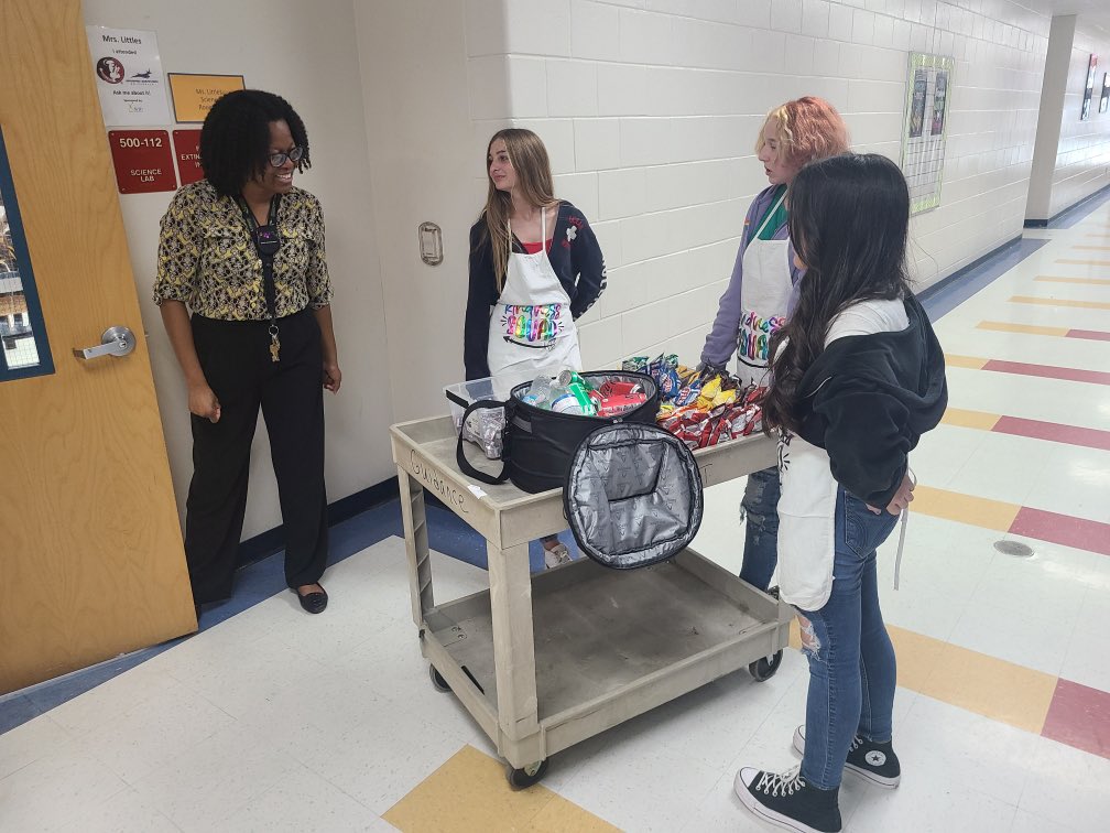AVID cart was out again showing our appreciation for the teachers here <a href="/EustisMiddle/">Eustis Middle School</a>!!! We have the best staff around.