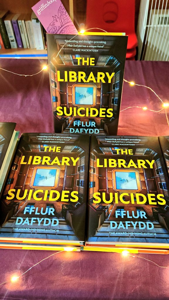 And we're off - our first event of 2023 is underway! We're delighted to welcome the very lovely @FflurDafydd to Penarth as part of #TheLibrarySuicides book tour.