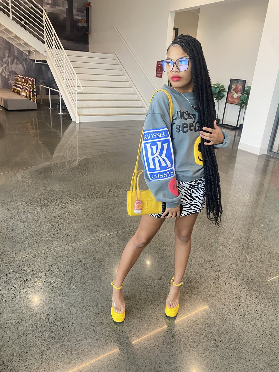 CPRModels's tweet image. Say hello to model, Niya! Some pics from our “MIXED PRINTS” look 🦓