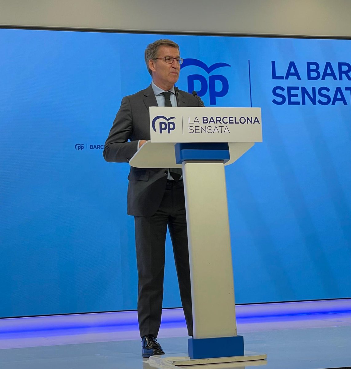 PPBarcelona_'s tweet photo. 🔵 @NunezFeijoo "Estamos aquí para servir a Cataluña porque somos un partido útil y un partido de estado.
Estamos especializados en resolver crisis.

Estamos aquí para apoyar a #Barcelona".

#LaBarcelonaSensata https://t.co/PNLtf5TVGl