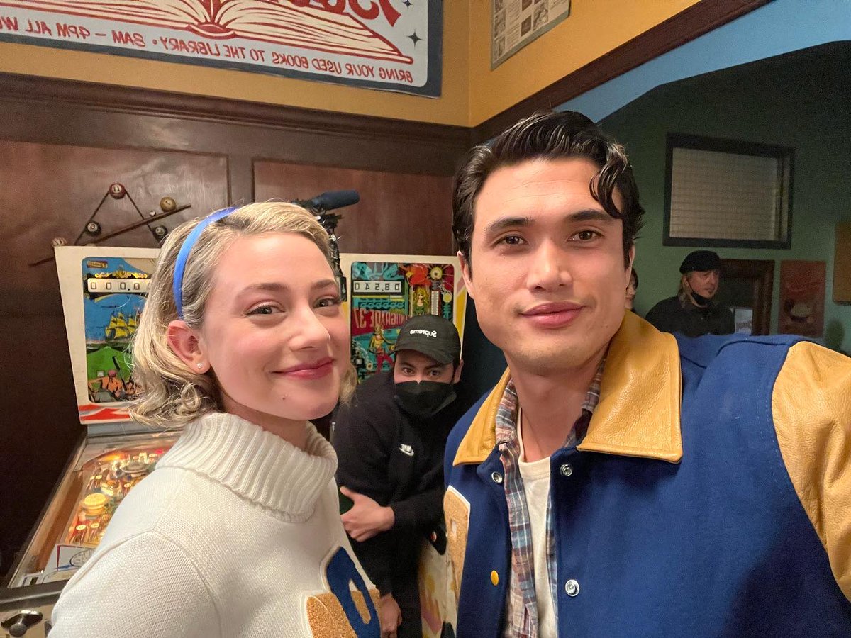 Alice1310g's tweet photo. Serve me this triangle Roberto, serve me this triangle. I've been waiting for that for six years...just a moment, just one episode, but please...make cannon Barcheggie real🥺 #Riverdale #Barchie #Beggie https://t.co/yw3ba1NwIH